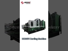 ¿Cuál es el proceso de producción de la fibra de poliéster a través de la máquina de cardado?