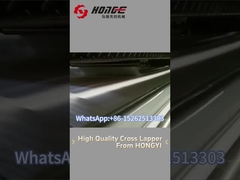 ¿Cuál es el proceso de producción de la fibra de poliéster a través de la banda transversal?