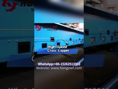 ¿Cuál es el proceso de producción de la fibra de poliéster a través de la banda transversal?