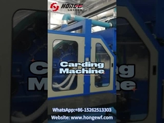 ¿Cuál es el proceso de producción de la fibra de poliéster a través de la máquina de cardado?